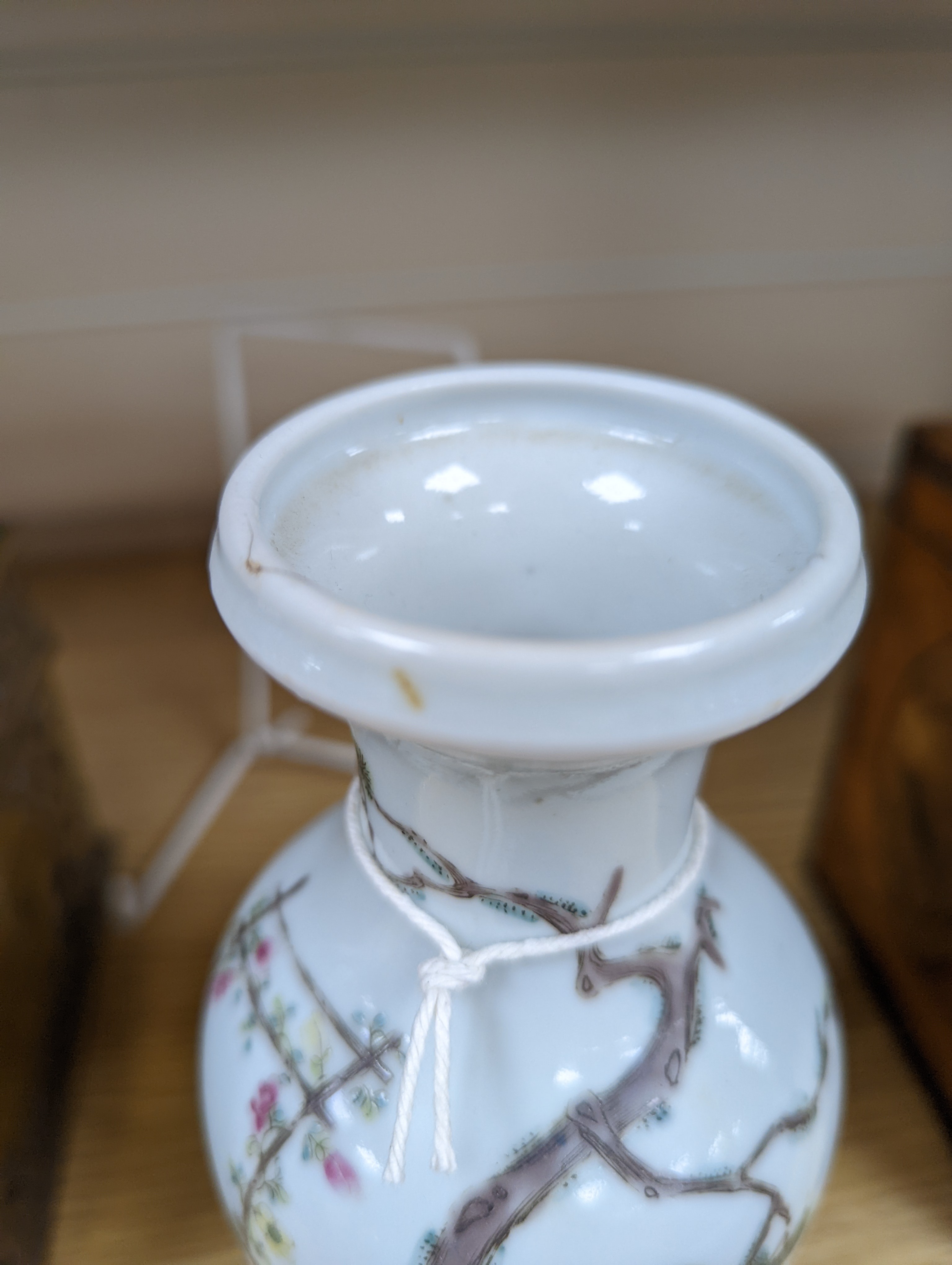 A Chinese famille rose vase, late Qing/ Republic, 20cm